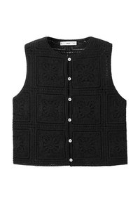 Cárdigan sin mangas negro con un intrincado patrón de crochet, que presenta motivos cuadrados y cinco botones blancos en la parte delantera.