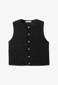 Cárdigan sin mangas negro con un intrincado patrón de crochet, que presenta motivos cuadrados y cinco botones blancos en la parte delantera.