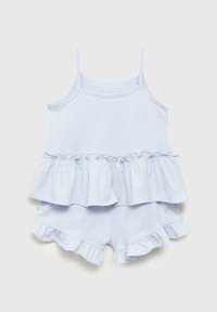 Ljusblå bomullstvådelad outfit med en ärmlös topp med volangkant och matchande shorts med volangkanter.