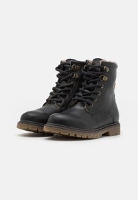 Botas de cuero negro hasta el tobillo con diseño de cordones, forro de piel sintética marrón, puntera redonda y suela de goma resistente. Presenta ojales de metal y acentos de costura.