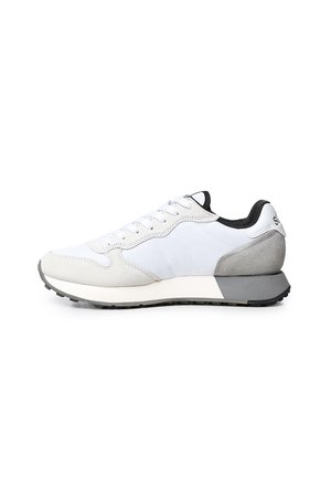 Witte en grijze lage sneaker met veters, zwarte voering, geprofileerde zool en suède accenten op teen en hiel.