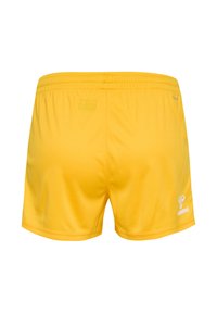 Gula träningsshorts med elastisk midjeresår, slät textur och en logotypdetalj på nedre vänstra sidan.