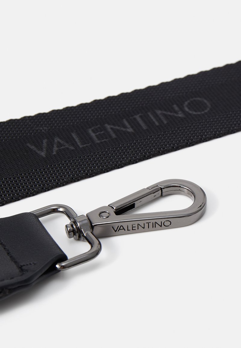 Schwarzer Stoffgurt mit "VALENTINO"-Logo, silberfarbener Metallhaken und -beschlägen, strukturiertem Stoff und glatten Lederakzenten.