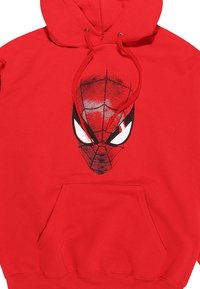Rød hættetrøje lavet af bomuld; har et grafisk motiv af et sort Spider-Man ansigt på forsiden. Inkluderer en lomme foran og snøre i hætten.