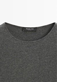 Pullover grigio a coste con scollatura rotonda e etichetta che riporta "Massimo Dutti." La texture sembra morbida ed elastica.