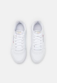 Weiße Leder-Sneaker mit einem Low-Top-Design, runder Zehenpartie, Perforationen und flachen Schnürsenkeln mit Branding auf der Zunge. Standard Gummisohle.