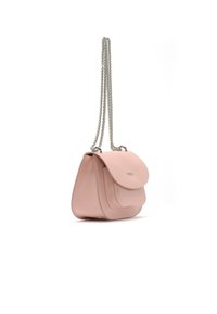 Borsa a spalla in pelle rosa con chiusura a patta arrotondata, tracolla a catena e texture liscia. Dotata di tasca frontale e dettaglio logo discreto.
