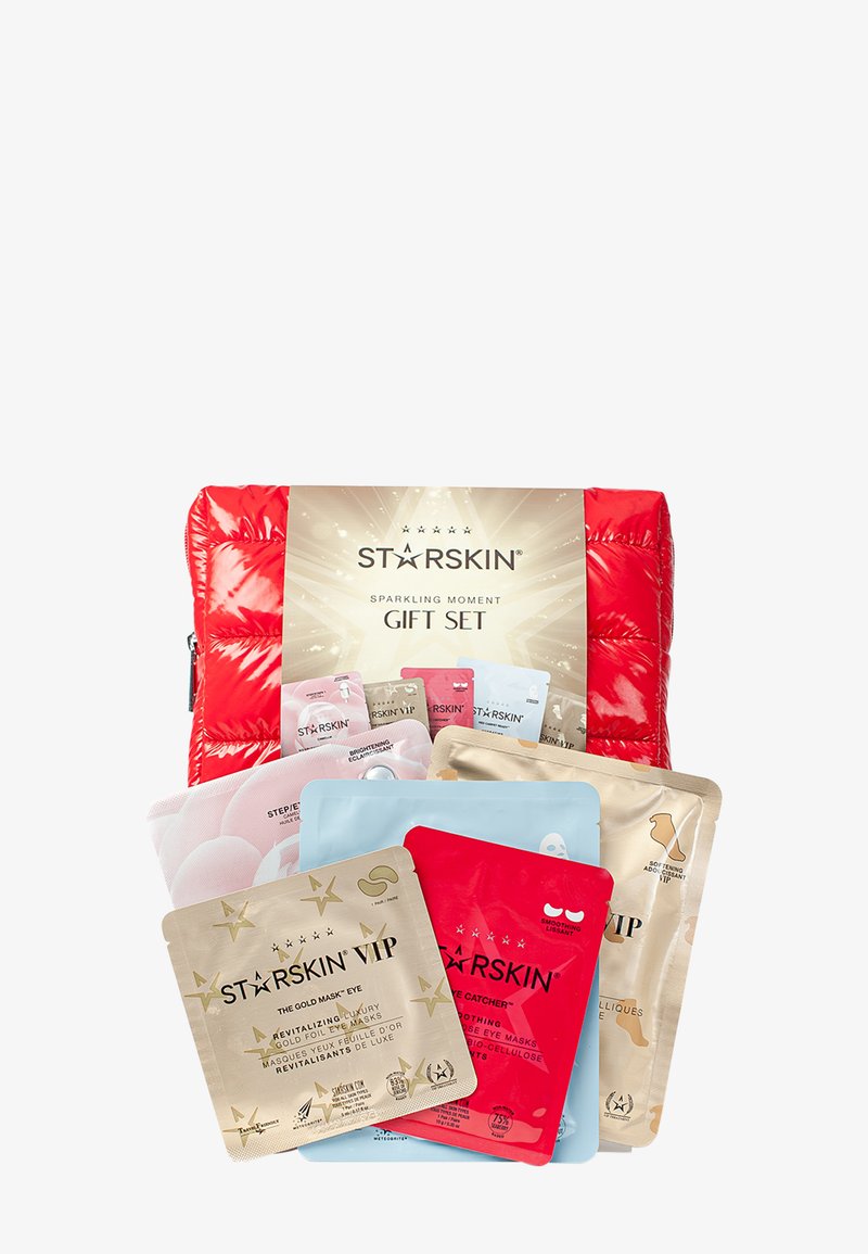 Bolsa roja con cremallera con etiqueta "STARSKIN Sparkling Moment Gift Set", que contiene varios paquetes de mascarillas faciales en colores pastel y detalles dorados.