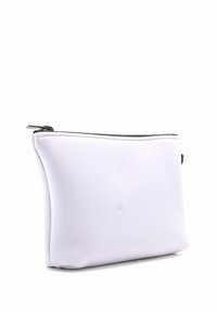 Borsetta sintetica bianca con una texture liscia, chiusura zip, bordi arrotondati e accessori neri. Design compatto adatto per trasportare piccoli oggetti.