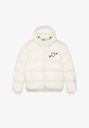 Giacca imbottita bianca con collo alto, chiusura con zip, polsini a coste e due tasche frontali. Presenta una grafica nera a forma di cuore e freccia sul petto.