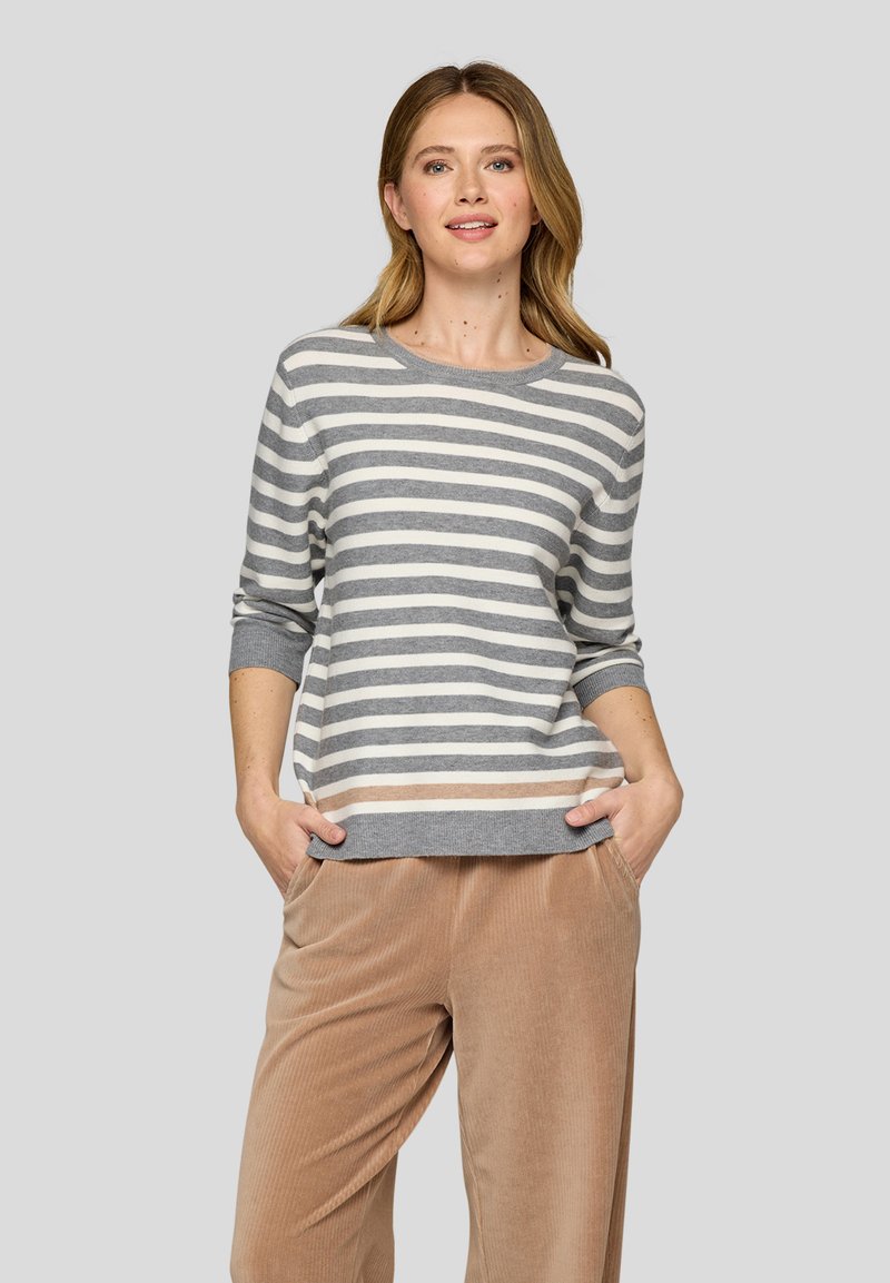 Grau-weiß gestreifter Pullover mit rundem Ausschnitt und Dreiviertelärmeln, kombiniert mit beigen Cordhosen. Weiche Textur, lässige Passform.