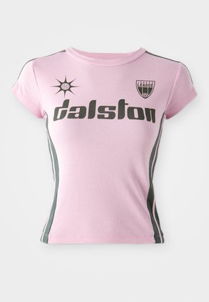 Rozā īsām piedurknēm T-krekls ar melnu uzrakstu "Dalston", ar logotipu un sānu svītrām tumši zaļā krāsā. Izgatavots no gludas, elastīgas auduma.