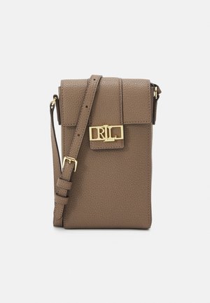 Bolso bandolera pequeño de cuero marrón texturizado con correa ajustable y cierre frontal con el logo RL dorado.