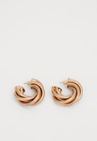 Metalliske gulløreringer i en vridd design. Rund form med en glat, skinnende overflate og pinlås. Betydelig bredde og dybde.