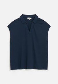 Polo shirt blu navy a maniche corte con scollo a V, realizzato in materiale morbido, dotato di un colletto strutturato e una vestibilità comoda.