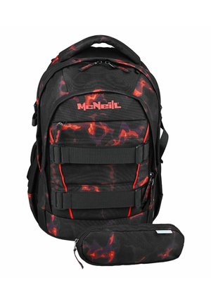 Zaino McNeill nero e rosso con motivo mimetico, con più scomparti e astuccio con cerniera coordinato davanti.