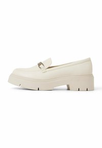 Chunky witte loafers met een platte zool, glad synthetisch materiaal, ronde teen en een zilverkleurig gespspecificatie op de bovenkant.
