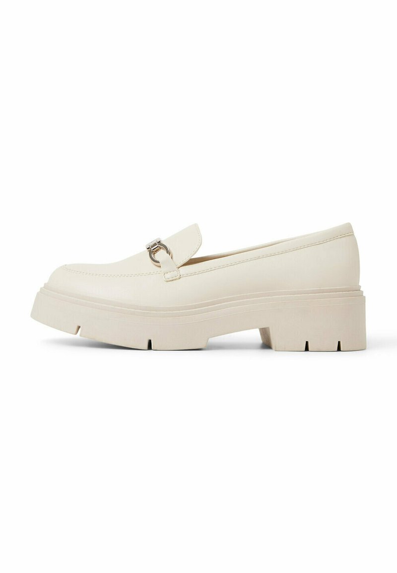 Chunky witte loafers met een platte zool, glad synthetisch materiaal, ronde teen en een zilverkleurig gespspecificatie op de bovenkant.