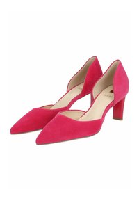 Růžové semišové lodičky na vysokém podpatku s špičatou špičkou, výřezovým designem po stranách a kontrastním červeným blokovým podpatkem.