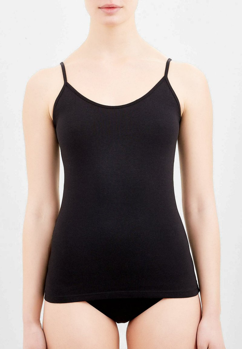 Camisola nera con spalline sottili, realizzata in tessuto morbido e elastico. Design aderente e scollatura rotonda. Completata da biancheria intima nera abbinata.