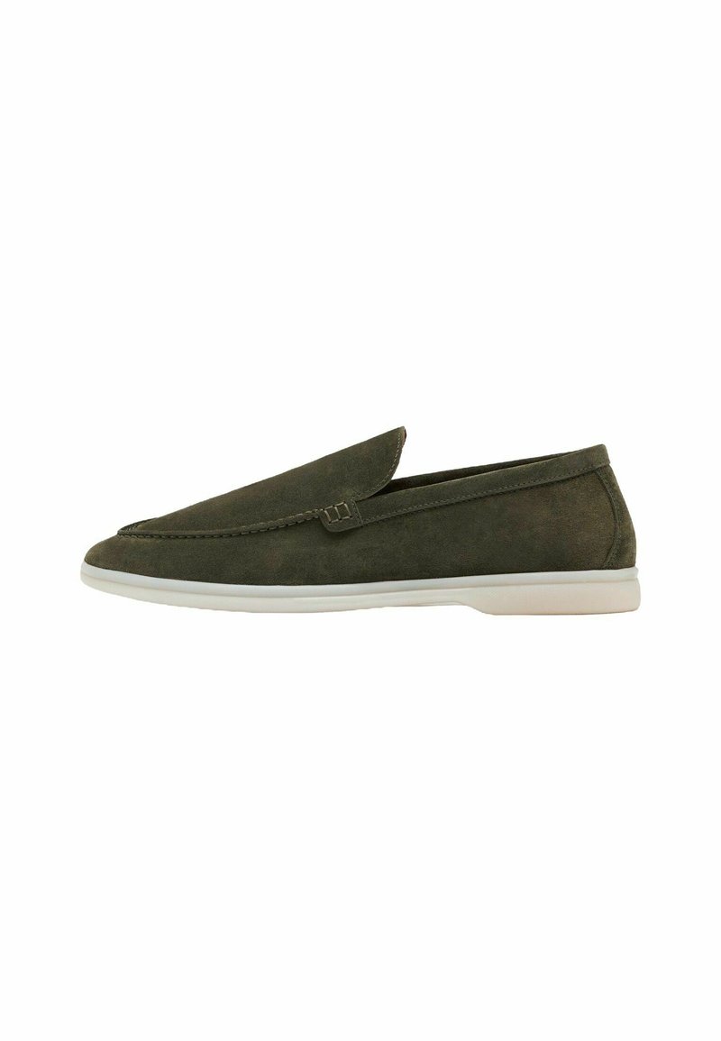 Scarpe slip-on verde scuro in suede, con punta rotonda, suola bianca bassa e design minimale con un accento cucito.