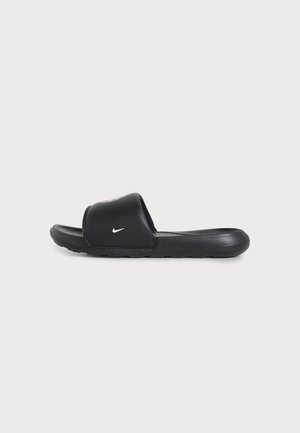 Sandale slide noire Nike avec logo swoosh blanc sur la sangle, semelle intérieure texturée et semelle épaisse sur un fond clair uni.