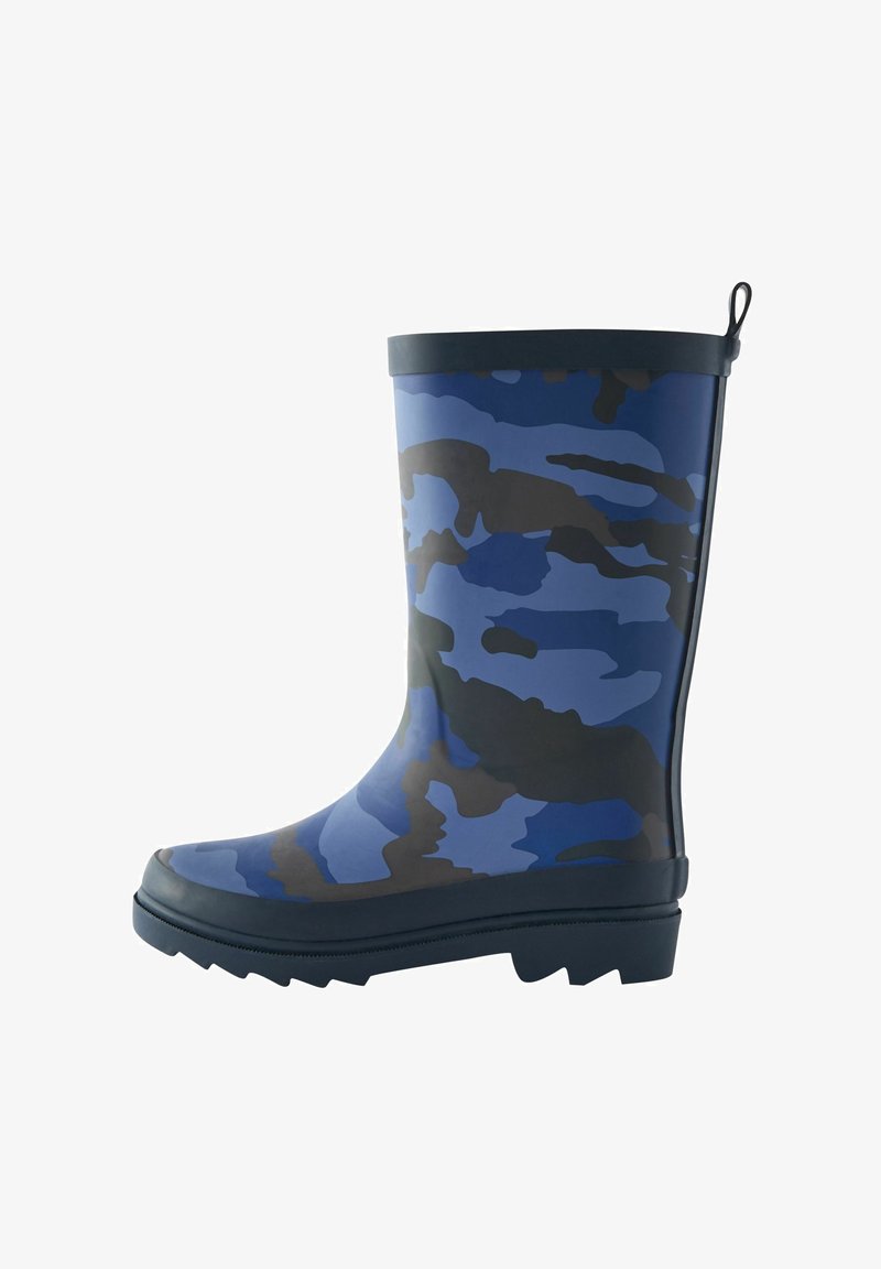 Botas de lluvia de goma en patrón de camuflaje negro y azul marino. Presentan un acabado texturizado, suela reforzada y una lengüeta para facilitar su uso.