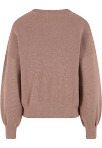 Pull tricoté, marron clair, coupe oversize, texture côtelée, manches ballon et encolure arrondie, avec un dos uni.