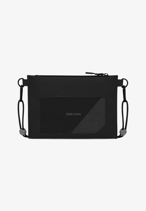 Fekete üzenetküldő táska texturált felülettel, átlátszó elülső zsebbe, cipzáros záródással és állítható pánttal, fém kiegészítőkkel.