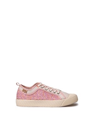 Vaaleanpunainen ja beige lenkkikenkä, jossa teksturoitu kimaltava paneeli, nauhakiinnitys, kumipohja ja kontrastiset sivusaumat. Varustettu vetokahvalla.