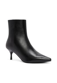 Bota de cuero negro a la altura del tobillo con punta afilada, diseño elegante, tacón bajo y textura suave, que presenta un hardware y detalles mínimos.