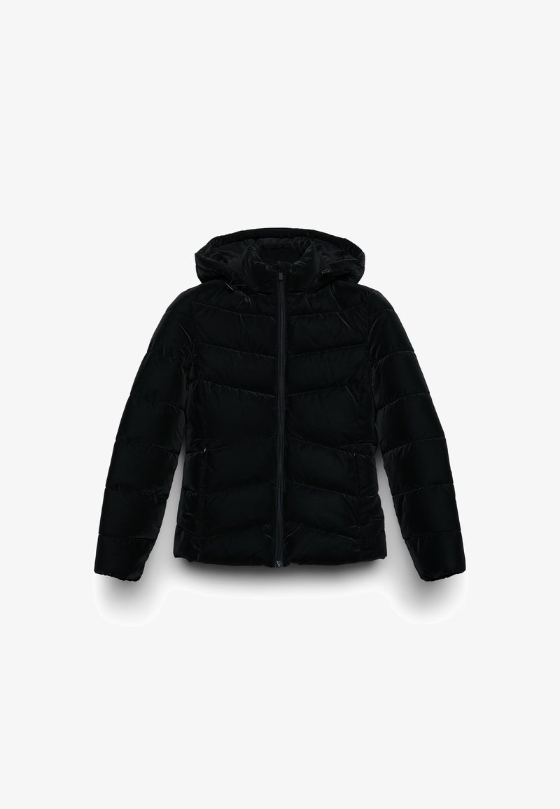 Giacca imbottita nera con cappuccio, dotata di zip frontale, motivo a rombi diagonali e tasche laterali. Texture liscia e lucida.