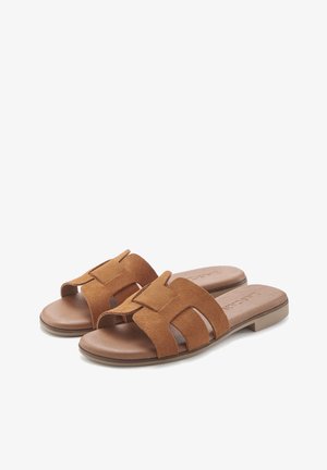 Bruine suède instapsandalen met een open teen, voorzien van een crisscross bandontwerp en een platte zool. De binnenkant heeft een gladde afwerking.