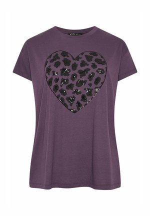 Camiseta morada de manga corta con un gran corazón en el centro del pecho, decorado con un estampado de leopardo en lentejuelas negras.