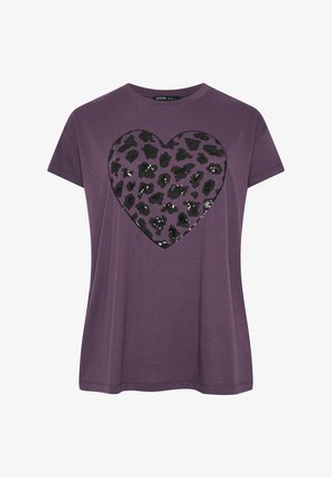 T-shirt violet à manches courtes avec un grand cœur en léopard noir pailleté centré sur la poitrine.