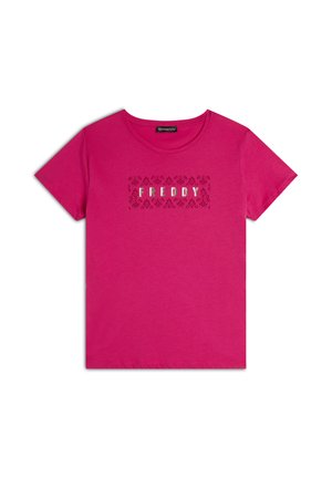 T-shirt en coton magenta avec un logo imprimé central "FREDDY" entouré d'un motif décoratif en noir. Col rond et manches courtes.