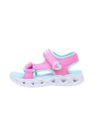 Sandale enfant rose et bleu clair avec décorations en forme de cœur sur les brides et la semelle, bout ouvert et fermetures Velcro réglables.