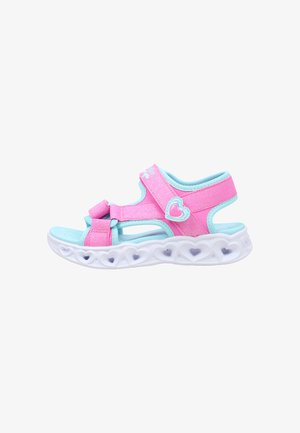 Sandalia infantil rosa y azul claro con decoraciones en forma de corazón en las tiras y la suela, puntera abierta y cierres ajustables de velcro.