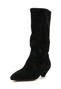 Stivale nero in suede alto fino al ginocchio con punta affilata, texture morbida, discreto accento del logo rosso e tacco basso per una calzata stabile.