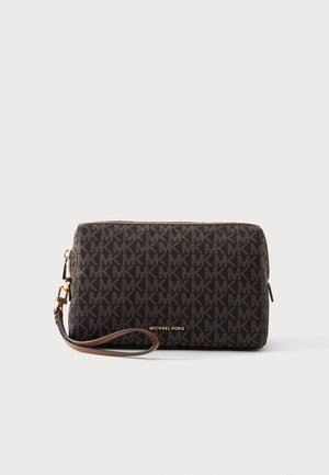 Bruine Michael Kors polstasje met een herhalend MK-logo patroon en een gouden rits en logo, tegen een effen lichte achtergrond.