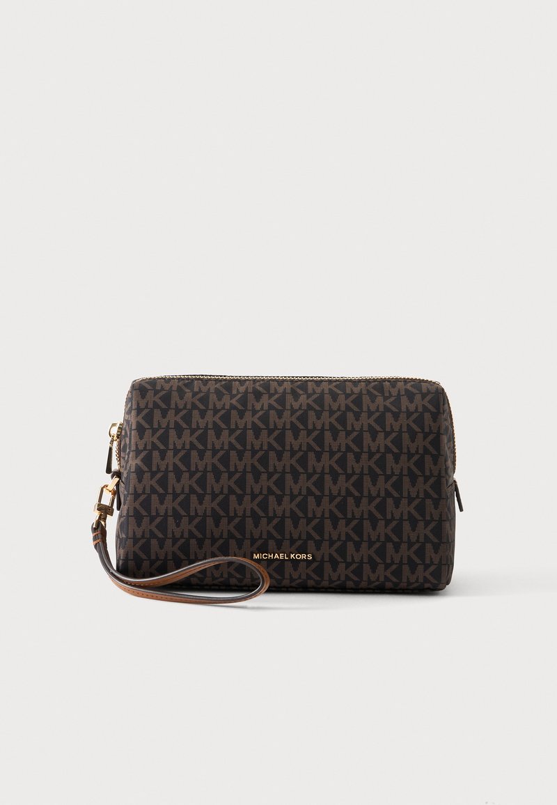 Καφέ τσαντάκι χειρός Michael Kors με επαναλαμβανόμενο μοτίβο λογότυπου MK και χρυστό φερμουάρ και λογότυπο, σε απλό ανοιχτό φόντο.