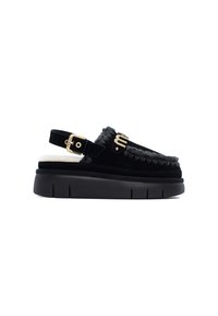 Sandal in suede nero con suola spessa nera, dettagli in metallo dorato, foderatura morbida e cuciture decorative lungo i bordi.