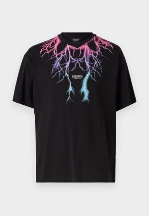 T-shirt in cotone nero con una grafica vibrante di fulmini in rosa e blu, con il marchio "PHOBIA" stampato al centro. Maniche corte.