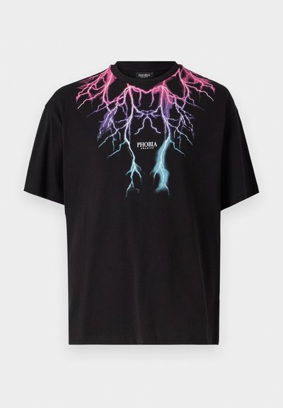 T-shirt in cotone nero con una grafica vibrante di fulmini in rosa e blu, con il marchio "PHOBIA" stampato al centro. Maniche corte.