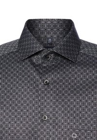 Zwart en grijs gestreept herenoverhemd met een spread collar, knoopsluiting aan de voorkant en maatlabel 39 15½ zichtbaar aan de binnenkant van de kraag.