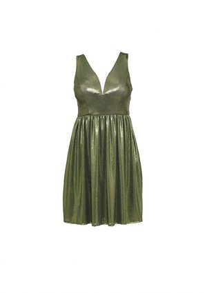 Zöld fémes ruha mély V-nyakkal, ujjatlan kivitelben és bővülő szoknyával. Csillogó textúrájú és testhez simuló felsőrésszel.