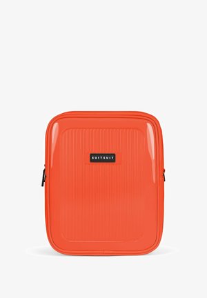 Oranje harde koffer met ribbeltextuur, een rechthoekige vorm en een zwart merklabel. Voorzien van een ritssluiting en afgeronde hoeken.