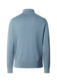 Svetlomodrý dlhý pletený sveter s rebrovanými manžetami, pásom a vysokým golierom, zobrazený zozadu na bielom pozadí.