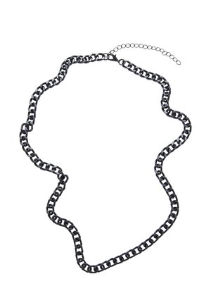 Collier en chaîne en métal noir avec des maillons entrelacés, présentant une finition texturée et un fermoir ajustable à l'arrière pour personnaliser la longueur.