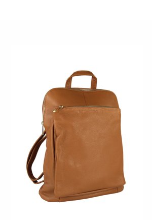 Sac à dos en cuir marron avec une poche zippée à l'avant, une poignée supérieure et des sangles réglables sur fond blanc.